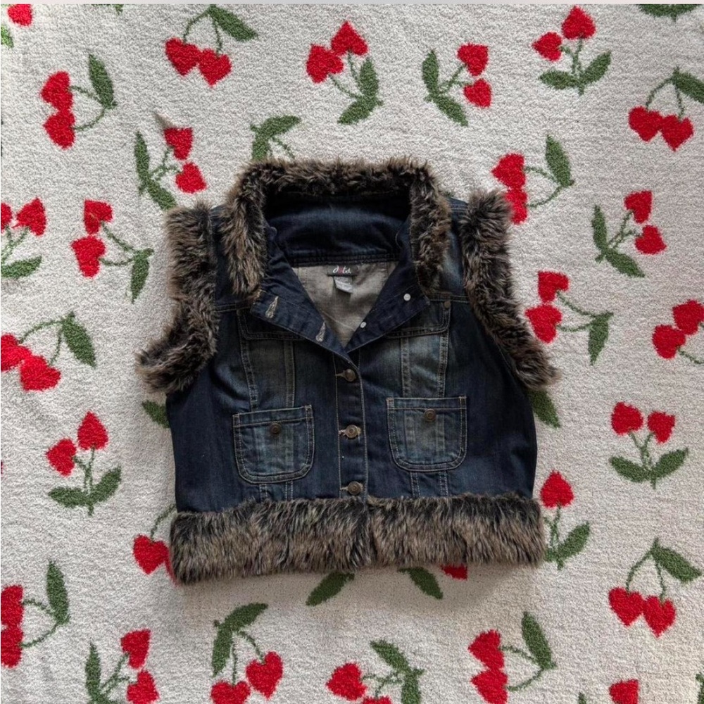 Stylish Denim Vest with Faux Fur Trim